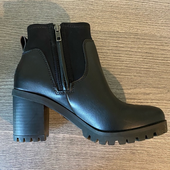 Size 7 UGG Amathea waterproof boots - Picture 2 of 6